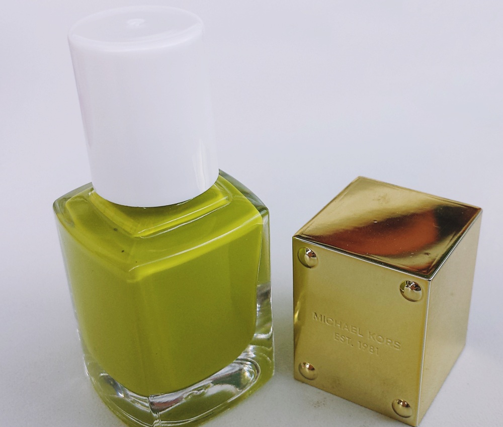 Michael Kors - Spring Makeup Duo - Nailpolish and Lipgloss - Limelight (nail laqure) - cap + bottle